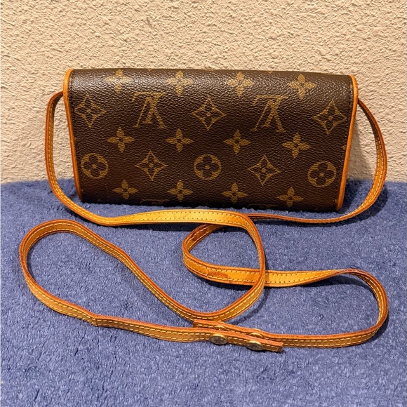 Louis Vuitton Monogram Pochette Twin PM with Removable Strap - Picture 10 of 13